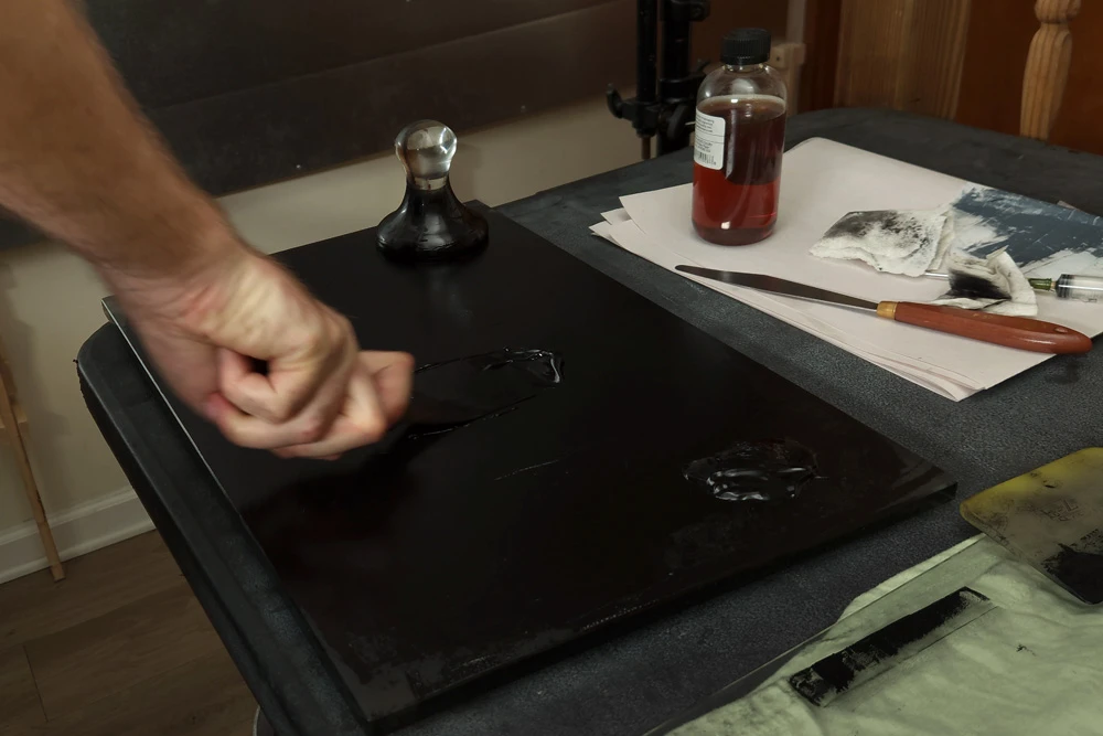 Preparing ink to make an intaglio print